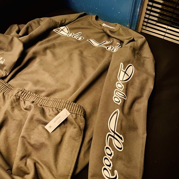 These come in green, black, white, and Navy blue the sizes are medium-3xl - Picture 1 of 11